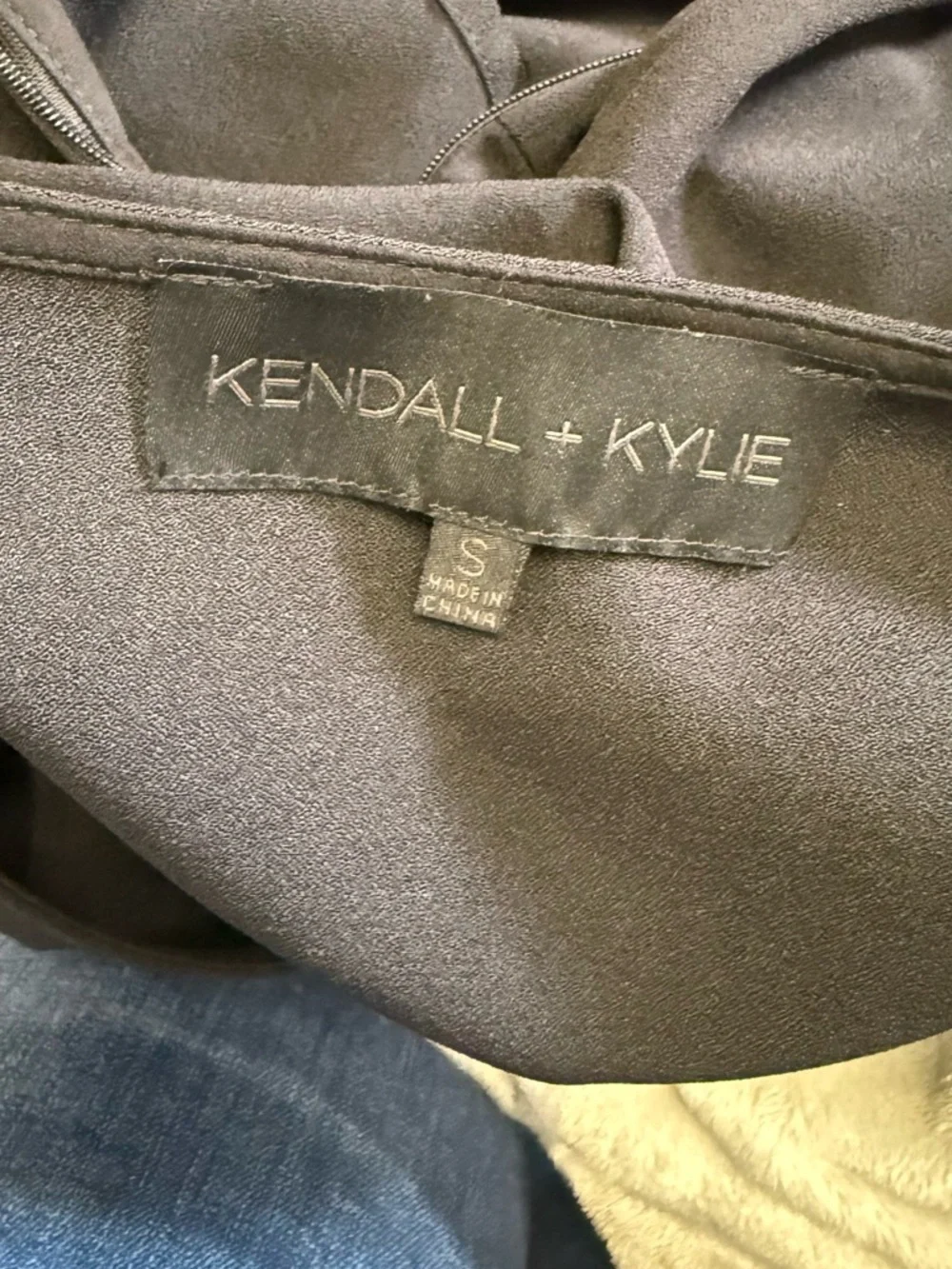 kendall + kylie black bell sleeve crop top - size small